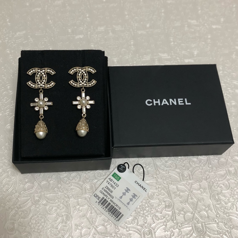Authentic Chanel CC Pearl & Strass Drop Earrings